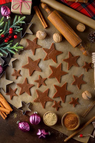 褐色背景的圣诞姜饼 免版税图库照片