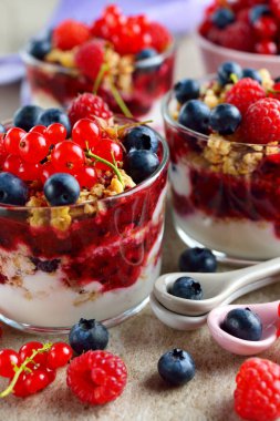 Gri arka planda böğürtlenli parfe