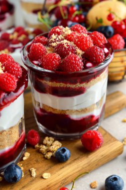 Gri arka planda böğürtlenli parfe