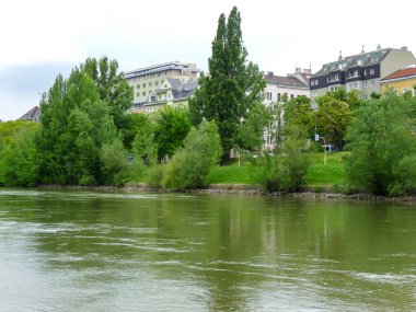 Avusturya, Viyana, Avrupa, arkasında bir şehir olan büyük bir su kütlesi.