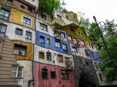 Avusturya, Viyana, Avrupa, Hundertwasserhaus, arka planda Hundertwasserhaus 'un olduğu tuğla bir binanın önündeki tabela.