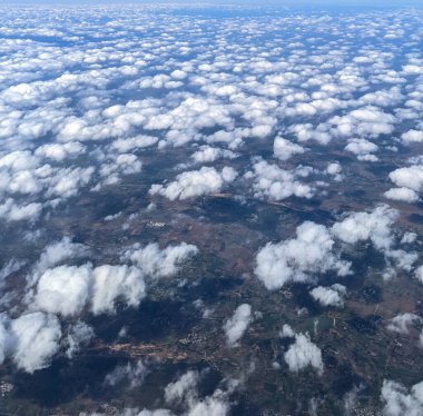 Hindistan, Bangalore 'dan Mumbai, Asya' ya, bulutlar gökyüzünde