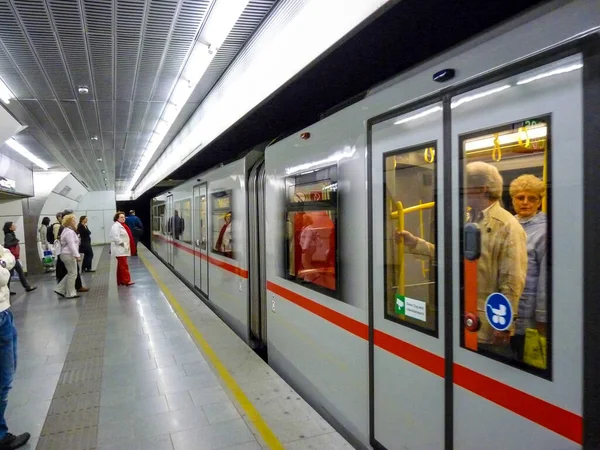 Viyana, Avusturya - 2 Mayıs 2009 - Viyana, Avrupa 'daki Schottenring metro istasyonu