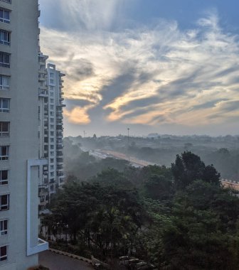 Hindistan, Bangalore 'dan Mumbai, Asya' ya, arkasında dağ olan büyük bir bina.