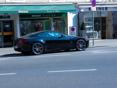 Salzburg, Avusturya - 3 Mayıs 2009 - Siyah Aston Martin arabası Salzburg, Avrupa 'da park halinde