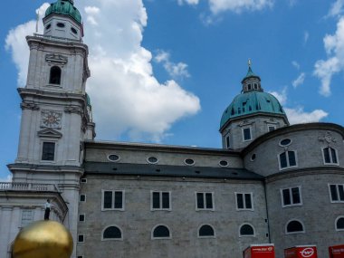 Avusturya, Salzburg, Avrupa, Salzburg Katedrali, Salzburg Katedrali önünde bir saat kulesi