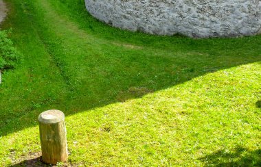 Avusturya, Salzburg, Avrupa, yemyeşil bir tarlanın tepesinde oturan bir çift şezlong.