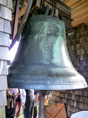 Avusturya, Salzburg, Avrupa. Arkasında bina olan bir çan.