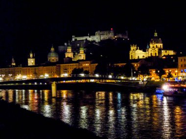 Avusturya, Salzburg, Avrupa, Harmandir Sahib, büyük bir köprü, arka planda Harmandir Sahib ile gece aydınlandı