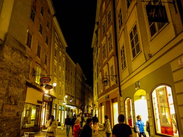 Salzburg, Avusturya - 2 Mayıs 2009 - Avrupa, Salzburg 'da gece alışveriş caddesi