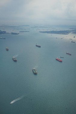 Singapur, Asya kıyıları boyunca konteyner gemileri