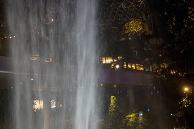 Singapur, Asya, Güneydoğu Asya, yağmurda bir şelale