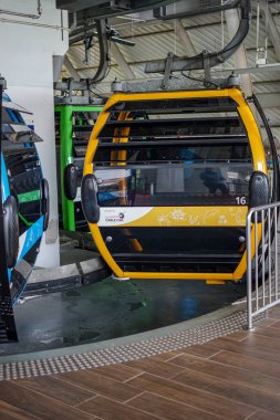 Singapur, Asya - 20 Nisan 2024: Sentosa Singapur, Asya 'daki teleferik