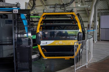Singapur, Asya - 20 Nisan 2024: Sentosa Singapur, Asya 'daki teleferik