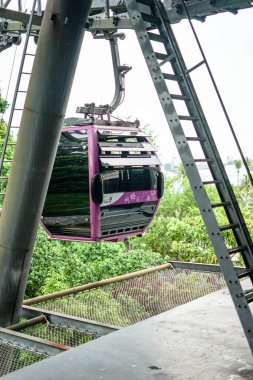 Singapur, Asya - 20 Nisan 2024: Sentosa Singapur 'daki teleferik