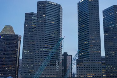 Singapur, Asya - 19 Nisan 2024: Singapur, Asya 'da Suntec ve LGT Özel bankacılık binası gökdeleni