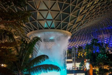 Singapur, Asya - 19 Nisan 2024: Mücevher şelalesi Singapur 'un iç kesimlerinde geceleyin, Asya