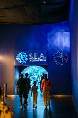Singapur, Asya - 20 Nisan 2024: Sentosa Singapur, Asya 'daki SEA akvaryumuna yürüyüş yolu
