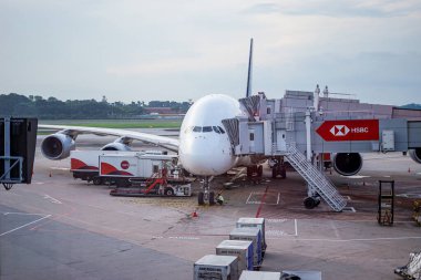 Singapur, Asya - 22 Nisan 2024: Airbus A380 Singapur uçağı Singapur, Asya 'da Changi havaalanında