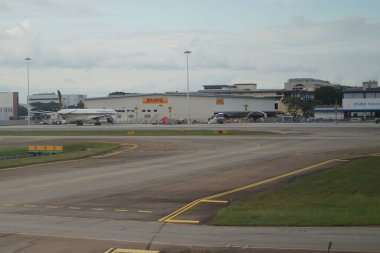 Singapur, Asya - 15 Nisan 2024: Singapur 'daki Changi havaalanı DHL binası