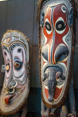 Singapur, Asya - 16 Nisan 2024: Singapur, Asya körfezi yakınlarındaki Gardens 'ta maskeler sergileniyor