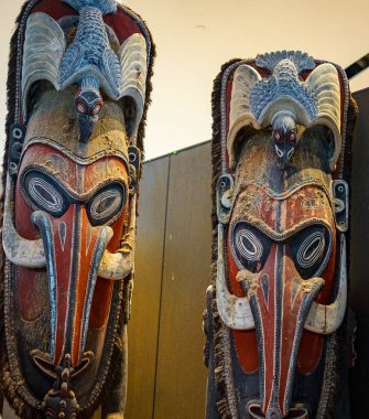 Singapur, Asya - 16 Nisan 2024: Singapur, Asya körfezi yakınlarındaki Gardens 'ta maskeler sergileniyor