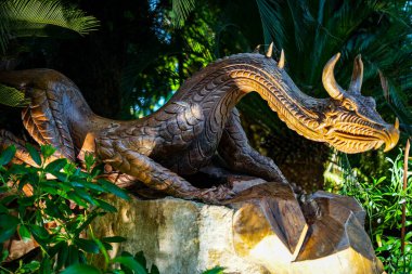 Singapur, Asya - 16 Nisan 2024: Asya, Singapur körfezi yakınlarındaki Gardens 'ta ejderha heykeli sergileniyor