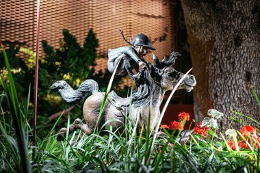 Singapur, Asya - 16 Nisan 2024: Singapur, Asya 'daki körfezin yanındaki Gardens' ta midilliye binen küçük çocuk