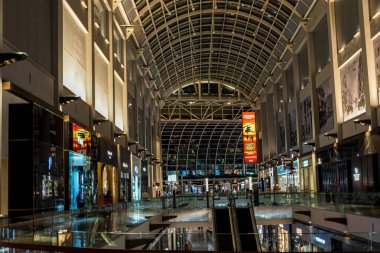 Singapur, Asya - 16 Nisan 2024: Singapur, Asya 'daki Marina Körfezi kumları içinde bir alışveriş merkezi