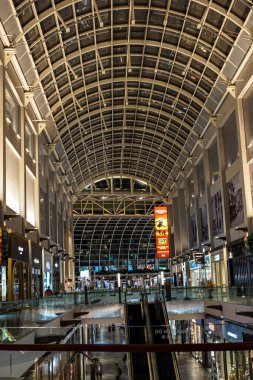 Singapur, Asya - 16 Nisan 2024: Singapur, Asya 'daki Marina Körfezi kumları içinde bir alışveriş merkezi