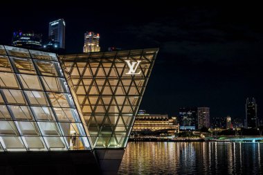 Singapur, Asya - 16 Nisan 2024: Louis Vuitton, Asya 'daki Singapur Sands Fuar ve Fuar Merkezi' ndeki Marina körfezi kumları boyunca gezinti yapan dükkan