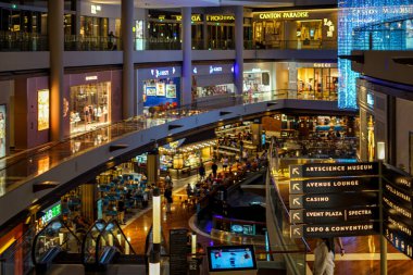Singapur, Asya - 16 Nisan 2024: Singapur, Asya 'daki Marina Bay Sands Garden Park' ın altındaki alışveriş merkezi