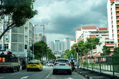 Singapur, Asya - 17 Nisan 2024: Singapur yollarında trafik