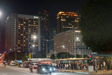 Singapur, Asya - 18 Nisan 2024: Singapur, Asya 'daki Raffles binasının önündeki işlek cadde