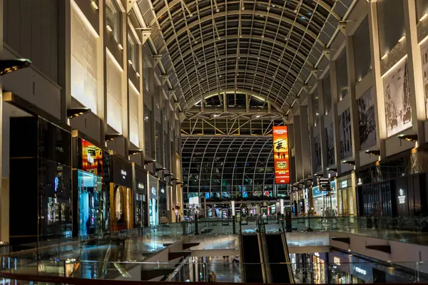 Singapur, Asya - 16 Nisan 2024: Singapur, Asya 'daki Marina Körfezi kumları içinde bir alışveriş merkezi