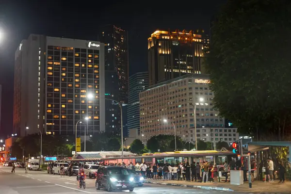 Singapur, Asya - 18 Nisan 2024: Singapur, Asya 'daki Raffles binasının önündeki işlek cadde