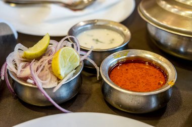 Hyderabad, Hindistan, Asya, Güneydoğu Asya, bir kase biryani mezesi.