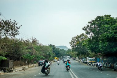 Hyderabad, Telangana - 27 Mart 2022: Cyberabad Hyderabad, Telangana, Hindistan 'da işlek bir şehir caddesine yakın çekim