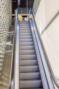 Schiphol havaalanındaki yürüyen merdiven manzarası