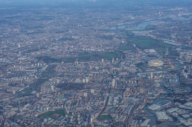 Sabahın erken saatlerinde Londra 'nın havadan görünüşü Thames nehrinin altın saatinde akması Tower Bridge, İngiltere yakınlarında.