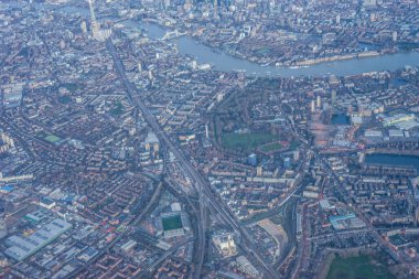 İngiltere 'nin altın saatinde akan Thames nehri ile İngiltere' nin sabah erken saatlerinde Londra 'nın hava manzarası.