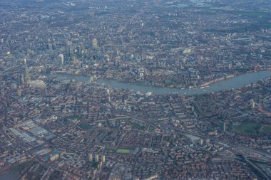 Sabahın erken saatlerinde Londra 'nın havadan görünüşü Thames nehrinin altın saatinde akması Tower Bridge, İngiltere yakınlarında.