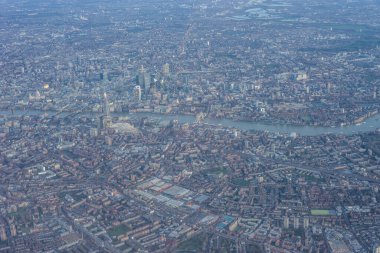 Sabahın erken saatlerinde Londra 'nın havadan görünüşü Thames nehrinin altın saatinde akması Tower Bridge, İngiltere yakınlarında.
