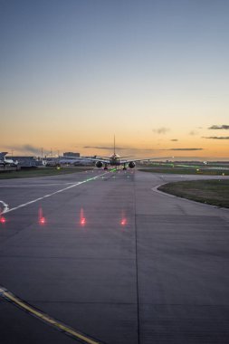 Londra, Birleşik Krallık, İngiltere, Avrupa, Heathrow, yolda ilerleyen bir uçak