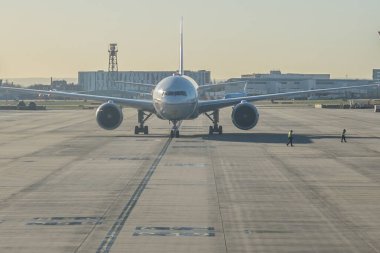 Londra, Birleşik Krallık, İngiltere, Avrupa, Heathrow, bir pistin tepesinde oturan büyük bir yolcu jeti