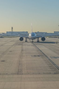 Londra, Birleşik Krallık, İngiltere, Avrupa, Heathrow, bir pistin tepesinde oturan büyük bir yolcu jeti