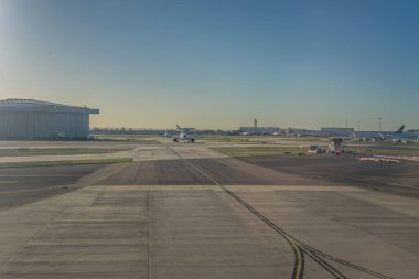 Londra, Birleşik Krallık, İngiltere, Avrupa, Heathrow, yol kenarına park etmiş bir uçak.