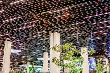 Bir binanın tavanında parlayan beyaz ışıklar, Schiphol