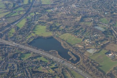 İngiltere 'deki uçak penceresinden Londra trafiğinin hava görüntüsü