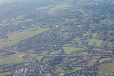 Londra 'nın hava manzarası İngiltere' deki bir uçak penceresinden banliyöleri gösteriyor.